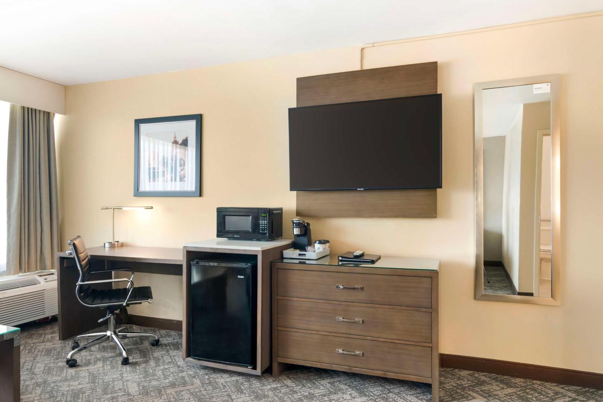 Best Western Plus Kansas City Sports Complex Hotel Exterior photo