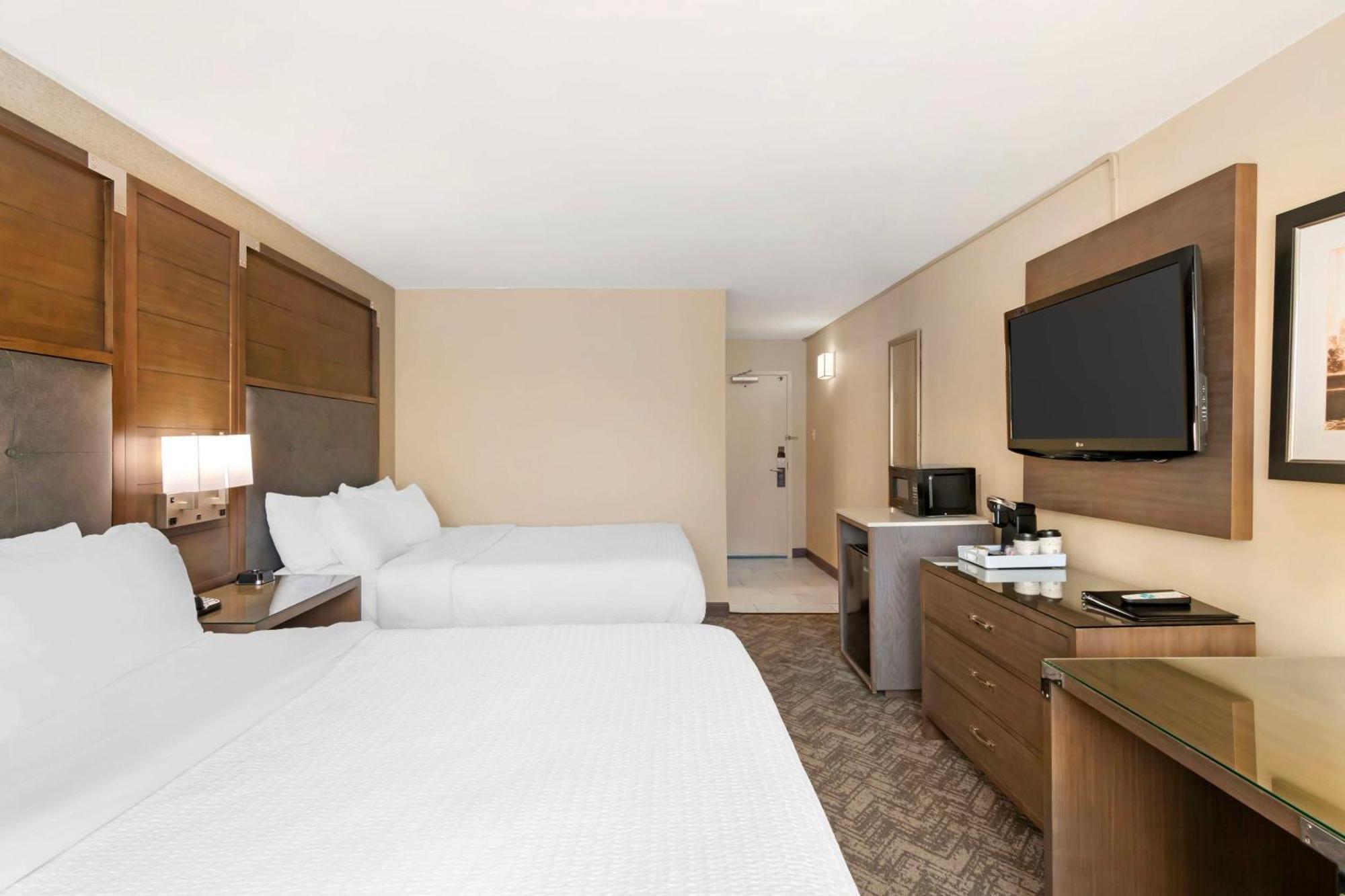 Best Western Plus Kansas City Sports Complex Hotel Exterior photo