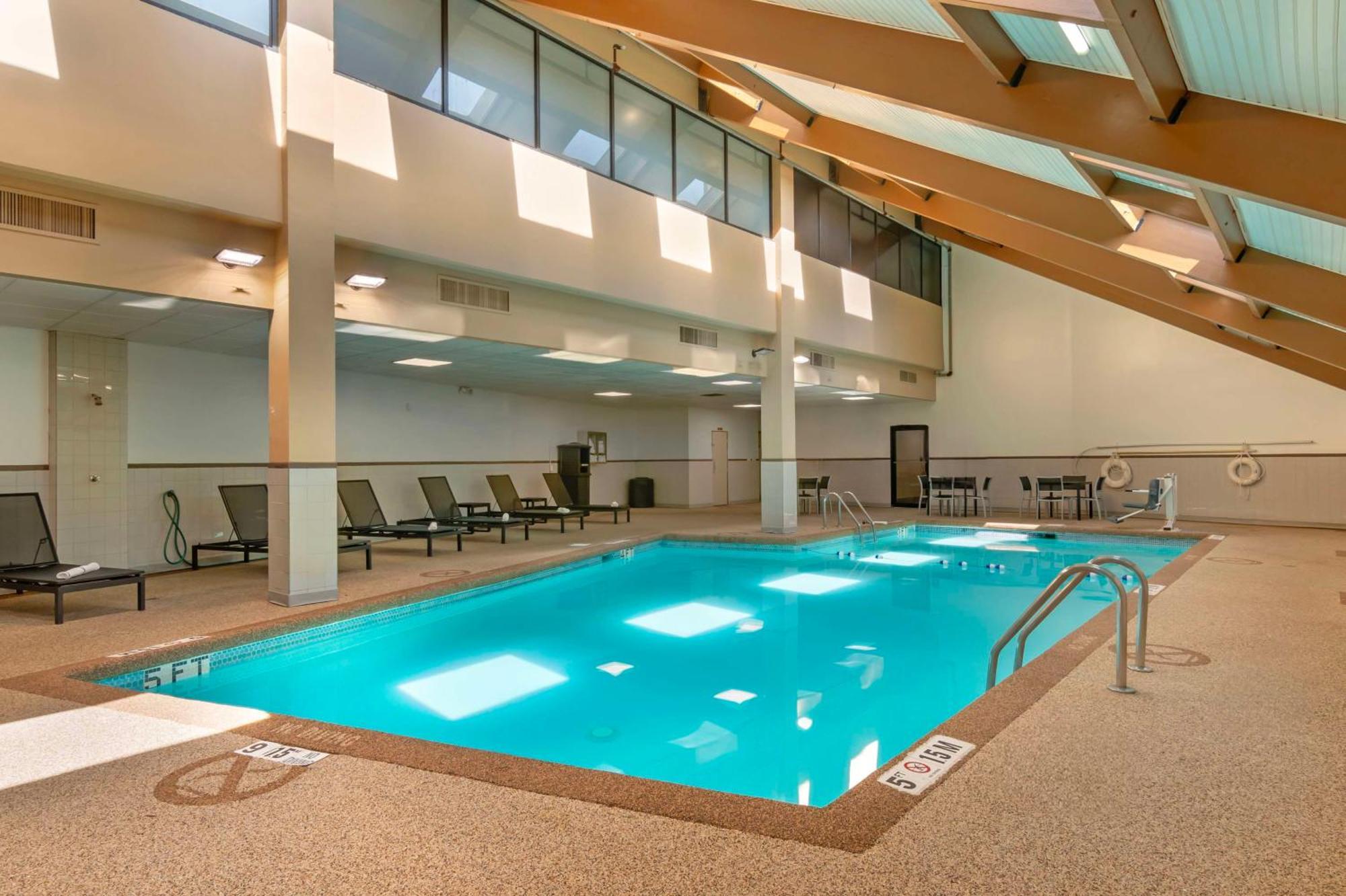 Best Western Plus Kansas City Sports Complex Hotel Exterior photo